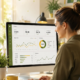 Design Agentur Netzwerkstatt19 – Designerin analysiert SEO-Statistiken und Webdesign-Projekte an modernem Arbeitsplatz mit natürlicher Büroumgebung.